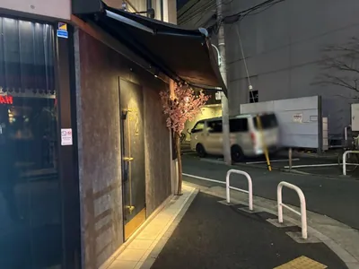 エイトへの道順 5／5：一つ目の左手路地角に六本木エイトの入る「エトワール六本木」があります。