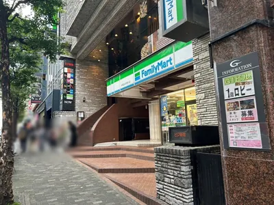 グレへの道順 13／13：右手に歌舞伎町グレの入る「ピア新宿」があります。