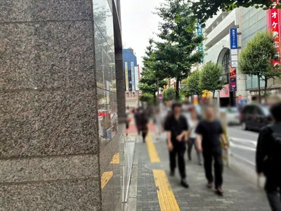 美人茶屋 新宿 （ビジンチャヤ シンジュク）への道順 9／11：左折すると左手に新宿区役所が出てくるのでそのまま直進します。