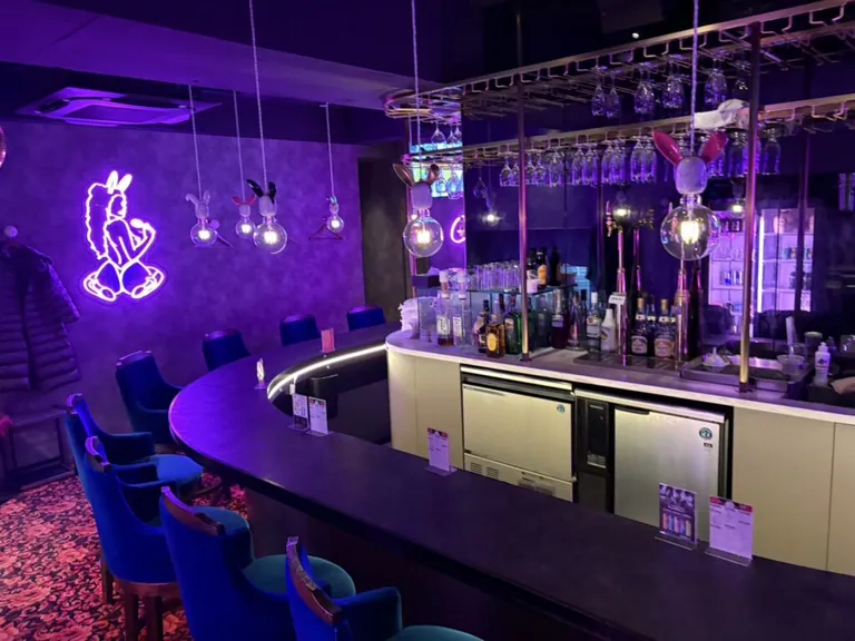 B4 （ビーフォー）の店内