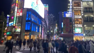 シーズへの道順 2／9：新宿アルタを正面に見て左脇の路地に入ります。