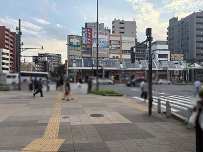 巣鴨　グランドキャニオンへの道順 2／5：駅を背にして左手に進みます。