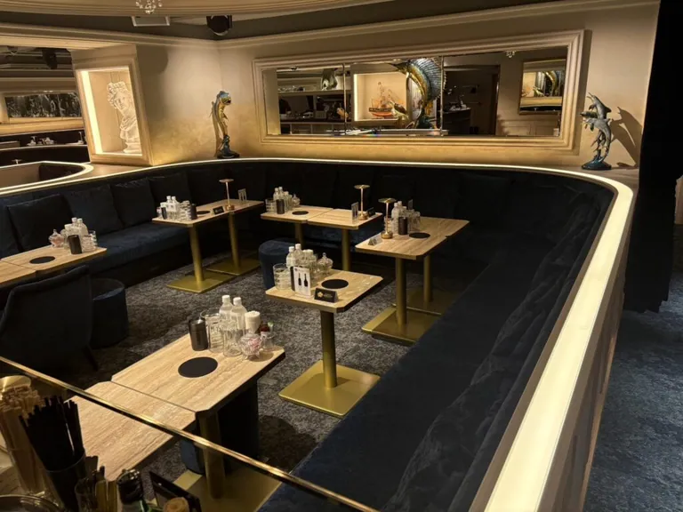 ポセイドンの店内