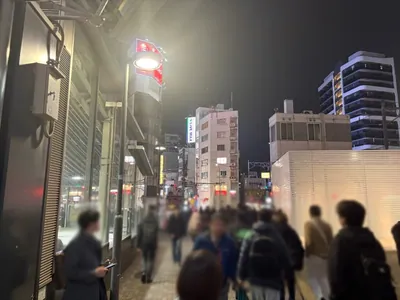 XX （トゥーエックス）への道順 2／10：駅を背中にして右へ歩きます。