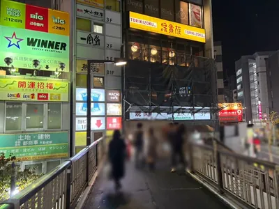 ヴィヴィへの道順 5／12：突き当りの右の階段を下ります。