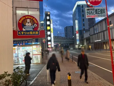 クリスタルシューズへの道順 7／8：左手路地を越えて直進をします。