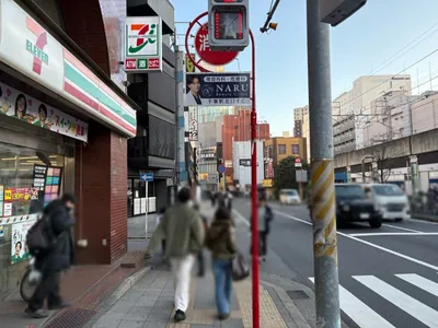 ロジャーへの道順 11／16：左手二つ目の路地も越えて直進をします。