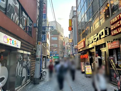 神田茶屋 （カンダチャヤ）への道順 3／5：直進します。