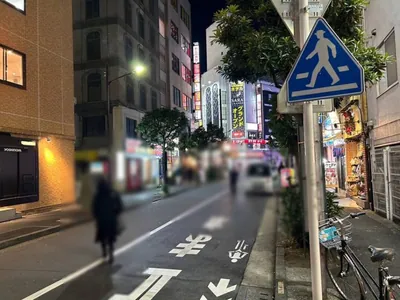 プリシラへの道順 6／8：右手の一つ目の路地を右折します。