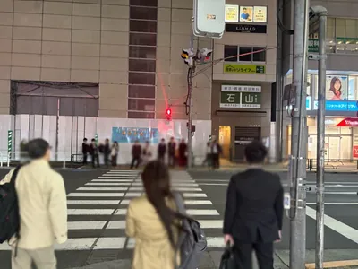 練馬　ララへの道順 2／11：駅を背にして正面の横断歩道を渡ります。