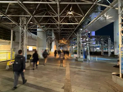 クレヨンへの道順 3／10：ロータリーを右手に進みます。