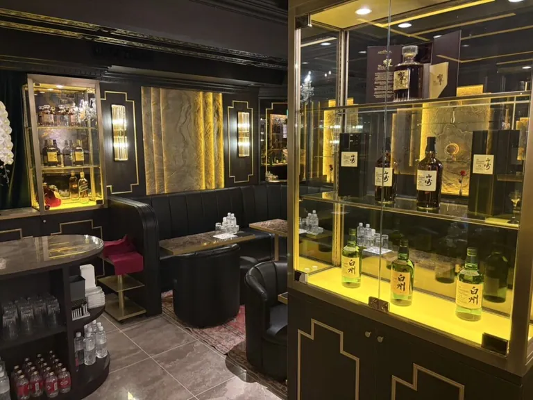 昴 （スバル）の店内