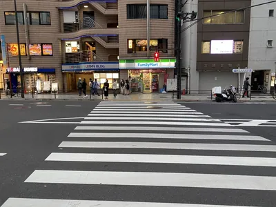 バージュへの道順 2／5：出口を出ると右手にファミリーマートが見えるのでファミリーマート側へ渡ります。