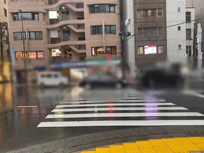 バッドガールズ （Campus Cafe BADD GIRLS 六本木）への道順 2／5：駅を背中にして右手の横断歩道を渡ります。