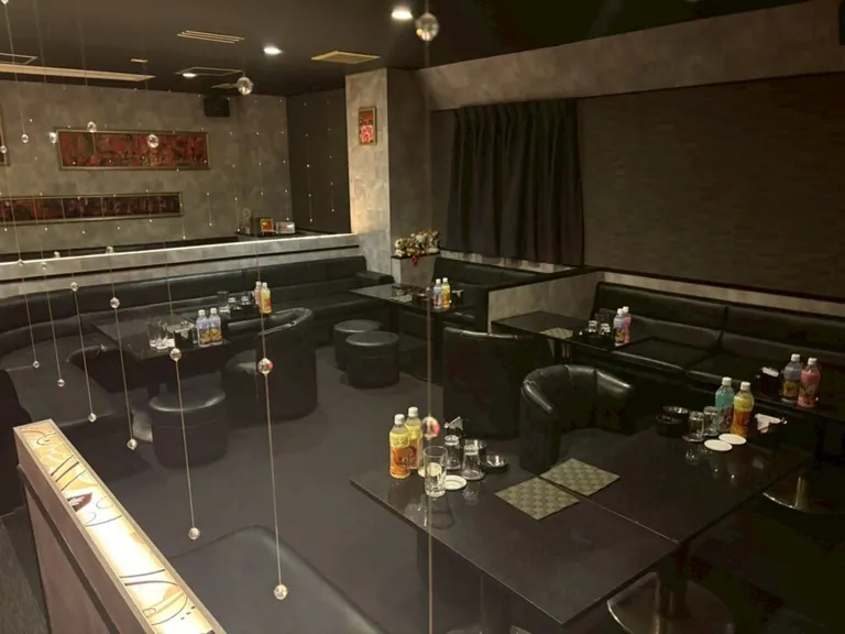茜（アカネ）の店内
