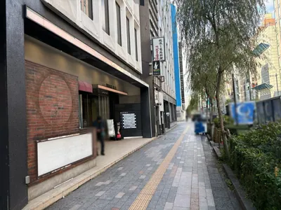 あやへの道順 6／6：少し進むと左手に銀座あやの入る「和恒ビル」があります。