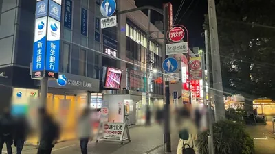 ラフテルへの道順 3／6：広場を右手に通りを直進します。