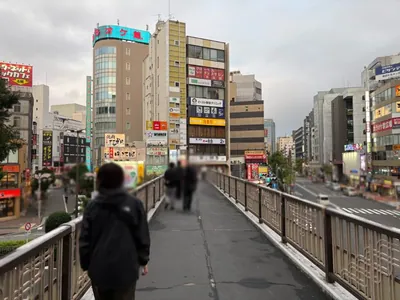 エピックへの道順 4／13：歩道橋を上がると二股に分かれるので、左手に進みます。