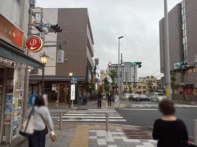 ハニービー （Honey&Be）への道順 4／8：十字路を横断歩道を渡って左折します。
