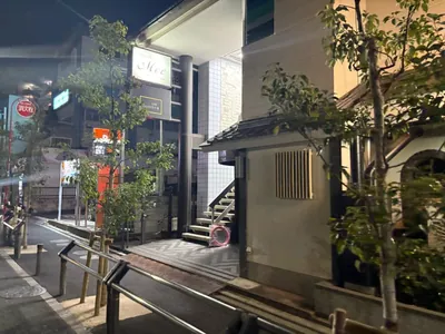 ルパン乃小屋 （ルパンノコヤ）への道順 10／10：少し進むと右手に竹ノ塚ルパン乃小屋の入る「武市御屋敷ビル」があります。
