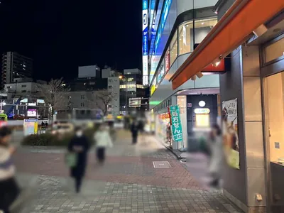 エムズ （M’s）への道順 3／6：右手の一つ目の路地を右折します。