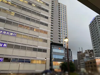 三鷹　シンへの道順 2／8：駅を背中にして右へ歩きます。