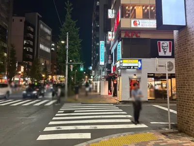 リンクへの道順 6／10：右手二つ目の路地を右折します。