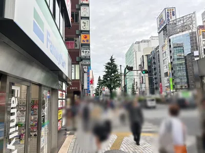 ドンフィンへの道順 6／9：左手の一つ目の路地を越えて直進を続けます。