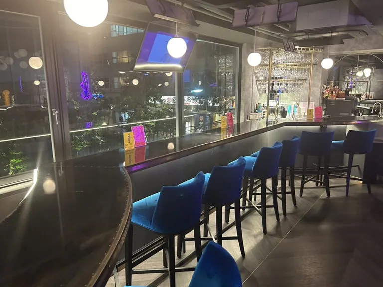 B4 （ビーフォー）の店内