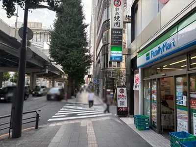 インクへの道順 3／9：右手一つ目の路地を越えて直進をします。