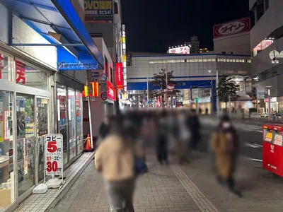 ベラージオへの道順 4／6：直進し、左手路地を左折します。