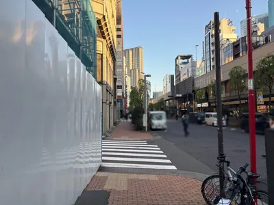 メニルへの道順 6／12：一つ目の横断歩道を渡って直進を続けます。