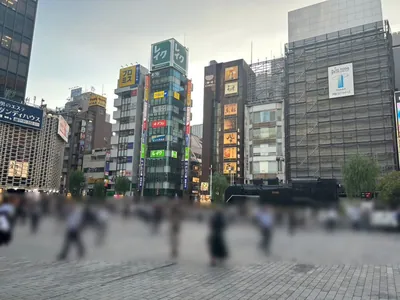 フローレンスクラブへの道順 2／6：SLに向かって直進します。
