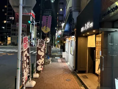 リビアンへの道順 2／6：出口を背にして右手へ進みます。