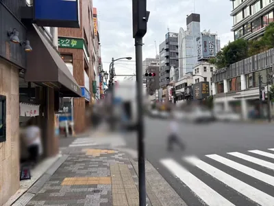 グランクリュへの道順 7／8：左手の三つ目の路地も越えて直進を続けます。