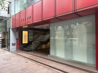 ボリバードへの道順 10／10：少し進むと右手に銀座ボリバードの入る「銀座八番館」があります。