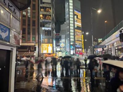 ジュリエッタへの道順 3／8：六本木の交差点に出たら横断歩道を渡らずに左折します。