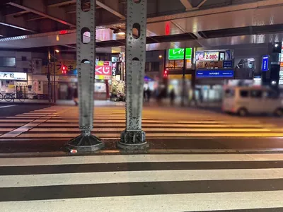 クイーンへの道順 2／4：駅を背にして目の前の横断歩道を渡ります。
