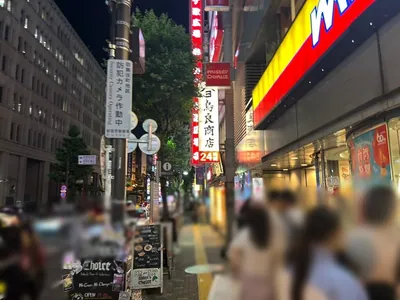 リュクセへの道順 9／12：左折すると左手に新宿区役所が出てくるのでそのまま直進します。