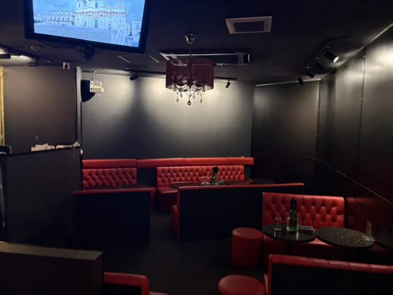 花 （ハナ）の店内