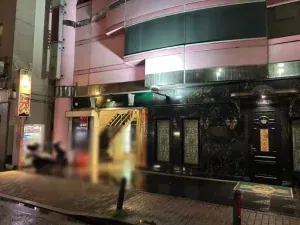 横浜クラブ （横濱倶楽部）への道順 9／9：十字路から右手の手前の2件目に関内横濱倶楽部が入ります。