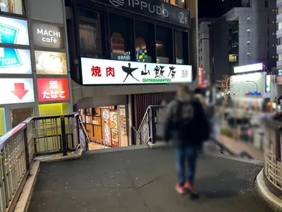 プリシラへの道順 4／8：突き当りの右の階段を下ります。