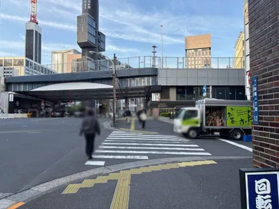 ジャングルエディションへの道順 3／6：一つ目の横断歩道を渡って右折します。