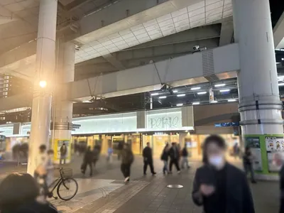 グランヴァレへの道順 2／17：駅を背にして右手に進みます。