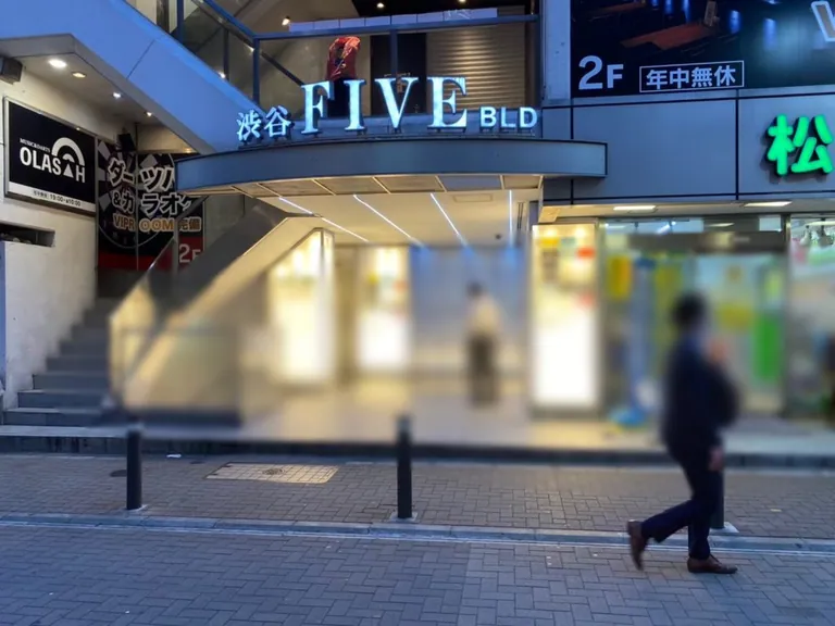 ファイブラウンジの店内