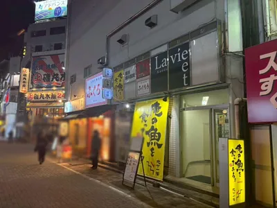 ラヴィエへの道順 3／3：少し進むと右手に神田ラヴィエが入る「ソーシアルビル」があります。