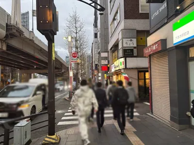 チックへの道順 3／6：右手の路地を越えてそのまま直進します。