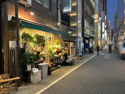 ジャロへの道順 12／12：直進し、次の十字路の手前左手に銀座ジャロの入る「FyraGINZAビル」があります。