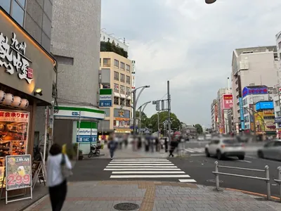 クラッシュへの道順 4／10：2つ目の横断歩道を左折します。