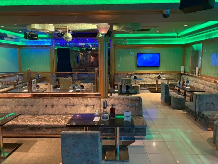 プラチナムの店内